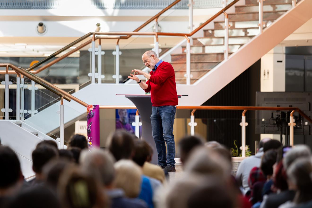Prof. Dr. Harald Lesch live in Schkeuditz © globana & Planetarium Schkeuditz