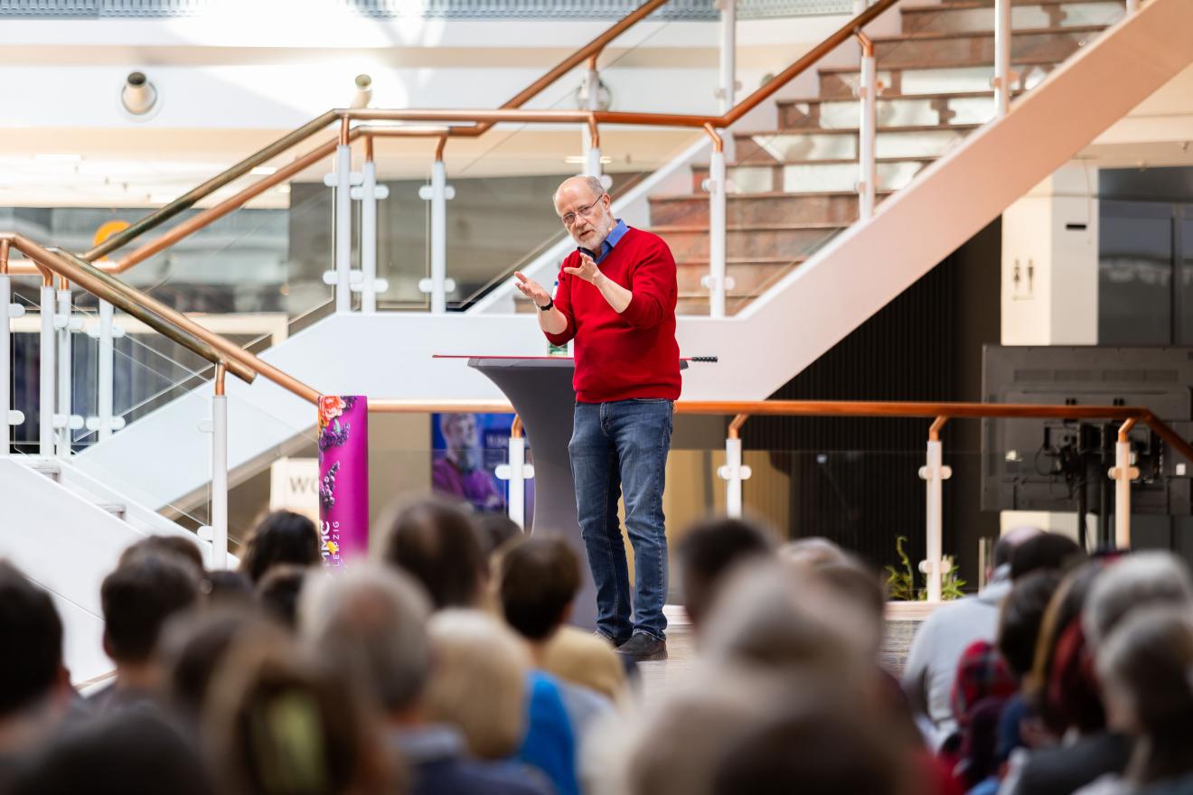 Prof. Dr. Harald Lesch live in Schkeuditz © globana & Planetarium Schkeuditz