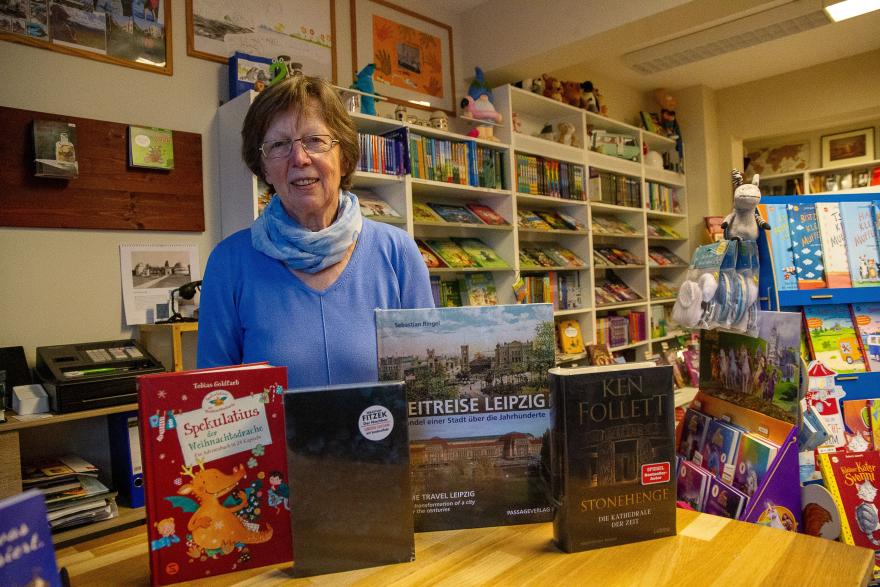 Angelika Dietrich, Buchverkäuferin bei Buchhandel Schkeuditz, empfiehlt für Weihnachten 2025 hochwertige Ausgaben, limitierte Editionen oder Bücher mit besonderen Covern.